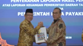 Wali Kota Payakumbuh Zulmaeta menerima LHP LKPD 2025 di Kantor BPK RI Perwakilan Sumatera Barat, Jumat (29/5/2026). (Foto: MC Payakumbuh)