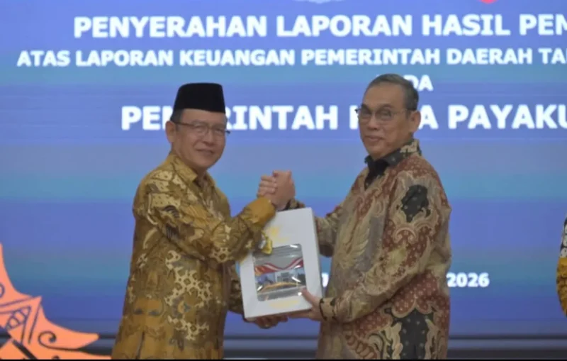 Wali Kota Payakumbuh Zulmaeta menerima LHP LKPD 2025 di Kantor BPK RI Perwakilan Sumatera Barat, Jumat (29/5/2026). (Foto: MC Payakumbuh)