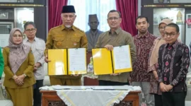 Penandatanganan nota kesepahaman pemberdayaan ekonomi berkelanjutan di Istana Gubernuran, Selasa (5/5/2026). (Foto: ADPSB)