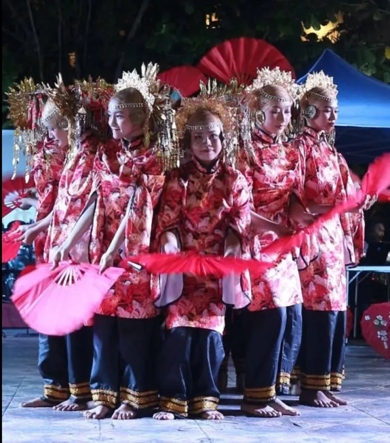 Penampilan seni dan budaya di kawasan Taman Kota Tua pada Sabtu (9/5/2026) malam. (Foto: Diskominfo Padang)
