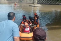 Tim SAR gabungan melakukan pencarian terhadap pria yang dilaporkan tenggelam di Banjir Kanal kawasan Alai Parak Kopi, Padang, Jumat (1/5/2026). (BPBD Kota Padang)