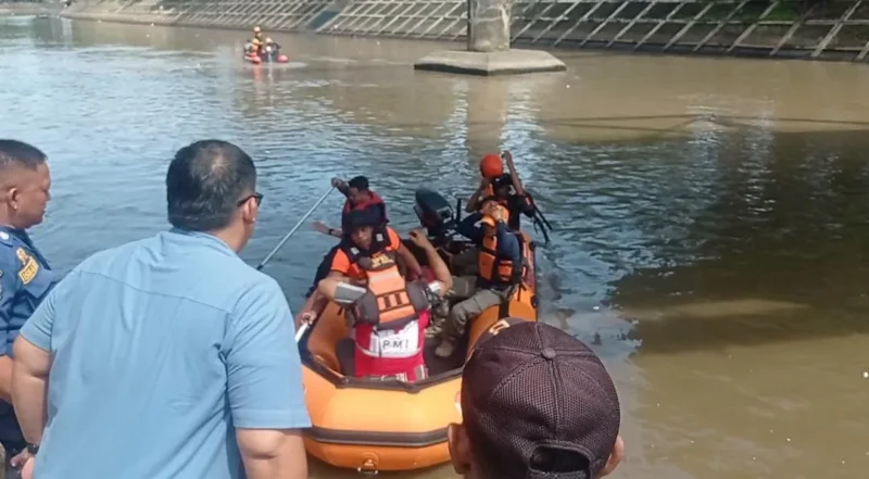 Tim SAR gabungan melakukan pencarian terhadap pria yang dilaporkan tenggelam di Banjir Kanal kawasan Alai Parak Kopi, Padang, Jumat (1/5/2026). (BPBD Kota Padang)