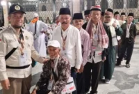 Petugas Kloter PDG 06 Embarkasi Padang mendampingi jemaah haji menuju Masjidil Haram. (Foto: Humas Kemenhaj Sumbar)