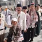 Petugas Kloter PDG 06 Embarkasi Padang mendampingi jemaah haji menuju Masjidil Haram. (Foto: Humas Kemenhaj Sumbar)