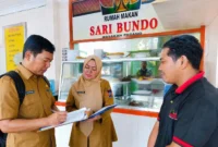 Petugas Dinas Koperasi dan UKM Kota Padang melakukan pendataan pelaku usaha di Padang. (Foto: Pemko Padang)