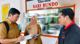 Petugas Dinas Koperasi dan UKM Kota Padang melakukan pendataan pelaku usaha di Padang. (Foto: Pemko Padang)