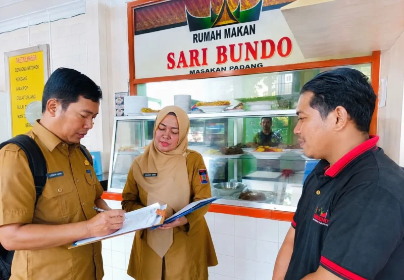 Petugas Dinas Koperasi dan UKM Kota Padang melakukan pendataan pelaku usaha di Padang. (Foto: Pemko Padang)