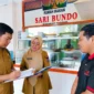 Petugas Dinas Koperasi dan UKM Kota Padang melakukan pendataan pelaku usaha di Padang. (Foto: Pemko Padang)