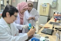 Tim Riset saat mengembangkan dua prototipe alat deteksi DNA babi portable. (Foto: Ist/Kemenag)