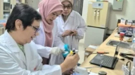 Tim Riset saat mengembangkan dua prototipe alat deteksi DNA babi portable. (Foto: Ist/Kemenag)
