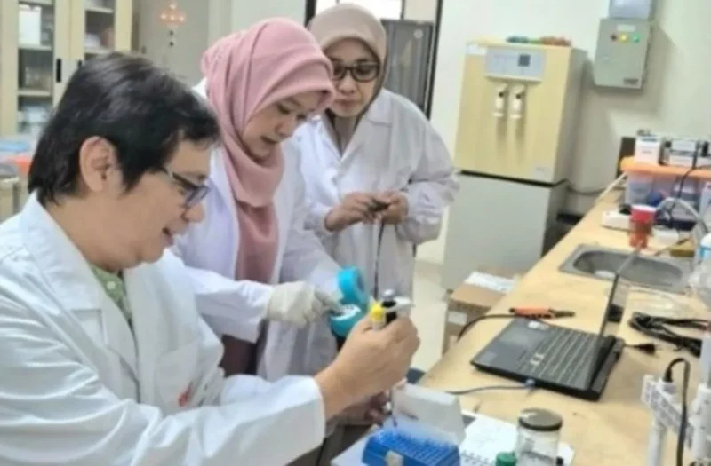 Tim Riset saat mengembangkan dua prototipe alat deteksi DNA babi portable. (Foto: Ist/Kemenag)
