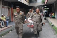 Petugas Satpol PP Padang melakukan penertiban di kawasan Atom Center, Jalan Imam Bonjol, Rabu (13/5/2026). (Foto: Humas Satpol PP Padang)