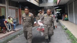 Petugas Satpol PP Padang melakukan penertiban di kawasan Atom Center, Jalan Imam Bonjol, Rabu (13/5/2026). (Foto: Humas Satpol PP Padang)