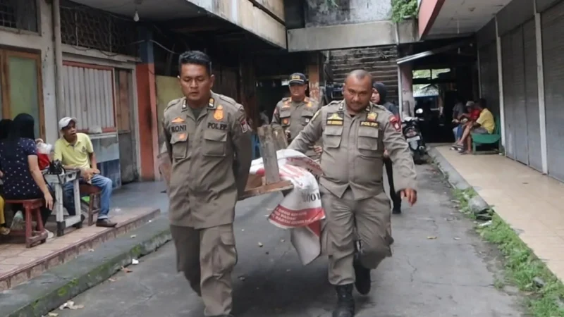 Petugas Satpol PP Padang melakukan penertiban di kawasan Atom Center, Jalan Imam Bonjol, Rabu (13/5/2026). (Foto: Humas Satpol PP Padang)