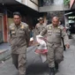 Petugas Satpol PP Padang melakukan penertiban di kawasan Atom Center, Jalan Imam Bonjol, Rabu (13/5/2026). (Foto: Humas Satpol PP Padang)