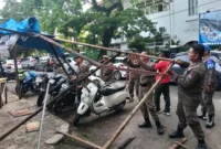 Petugas Satpol PP Padang menertibkan lapak PKL di Jalan Gereja, Kecamatan Padang Barat, Jumat (15/5/2026). (Foto: Humas Satpol PP Padang)
