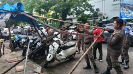 Petugas Satpol PP Padang menertibkan lapak PKL di Jalan Gereja, Kecamatan Padang Barat, Jumat (15/5/2026). (Foto: Humas Satpol PP Padang)
