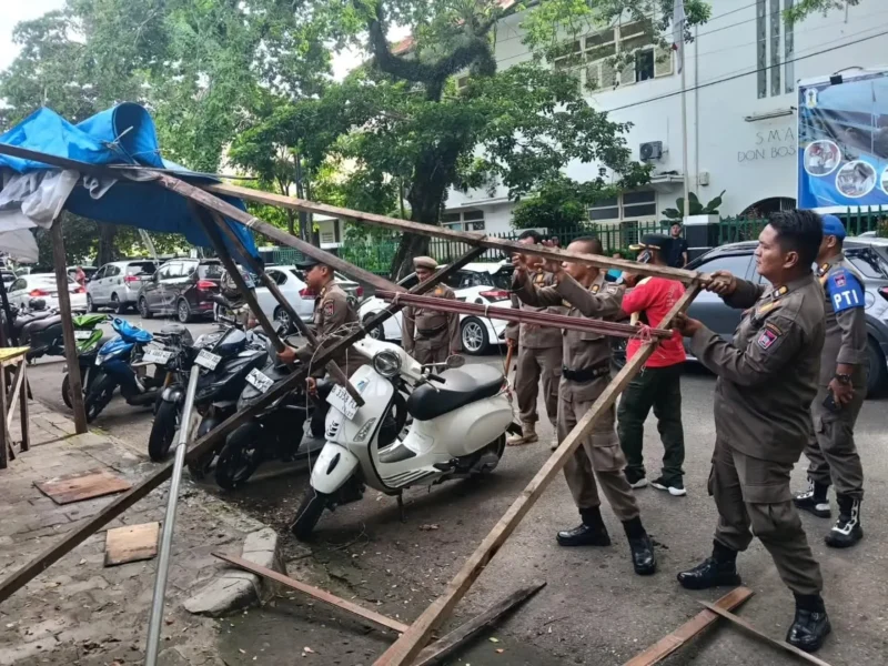 Petugas Satpol PP Padang menertibkan lapak PKL di Jalan Gereja, Kecamatan Padang Barat, Jumat (15/5/2026). (Foto: Humas Satpol PP Padang)