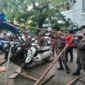 Petugas Satpol PP Padang menertibkan lapak PKL di Jalan Gereja, Kecamatan Padang Barat, Jumat (15/5/2026). (Foto: Humas Satpol PP Padang)