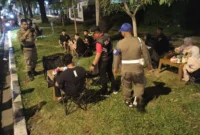 Petugas Satpol PP Padang menertibkan PKL yang berjualan di trotoar dan taman Jalan Khatib Sulaiman, Jumat (29/5/2026) malam. (Foto: Humas Satpol PP Padang)