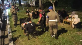 Petugas Satpol PP Padang menertibkan PKL yang berjualan di trotoar dan taman Jalan Khatib Sulaiman, Jumat (29/5/2026) malam. (Foto: Humas Satpol PP Padang)
