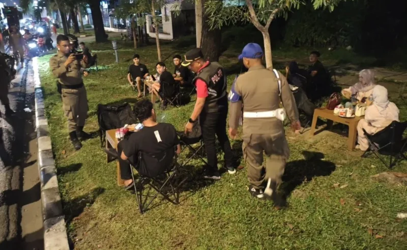 Petugas Satpol PP Padang menertibkan PKL yang berjualan di trotoar dan taman Jalan Khatib Sulaiman, Jumat (29/5/2026) malam. (Foto: Humas Satpol PP Padang)
