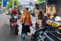 Petugas Satpol PP Padang mengamankan PMKS pada Sabtu (9/5/2026). (Foto: Humas Satpol PP Padang)