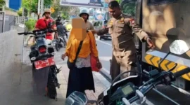 Petugas Satpol PP Padang mengamankan PMKS pada Sabtu (9/5/2026). (Foto: Humas Satpol PP Padang)