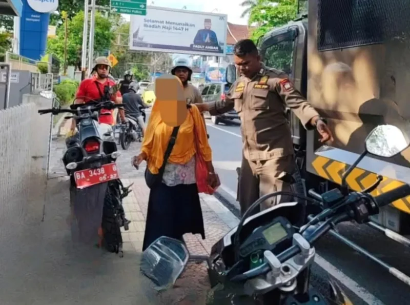 Petugas Satpol PP Padang mengamankan PMKS pada Sabtu (9/5/2026). (Foto: Humas Satpol PP Padang)