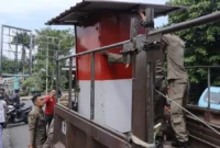 Petugas Satpol PP Padang menertibkan bangunan liar di Jalan Teuku Umar, Kelurahan Parak Kopi, Kecamatan Padang Barat, Rabu (6/5/2026). (Foto: Humas Satpol PP Padang)