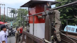Petugas Satpol PP Padang menertibkan bangunan liar di Jalan Teuku Umar, Kelurahan Parak Kopi, Kecamatan Padang Barat, Rabu (6/5/2026). (Foto: Humas Satpol PP Padang)