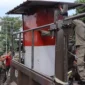Petugas Satpol PP Padang menertibkan bangunan liar di Jalan Teuku Umar, Kelurahan Parak Kopi, Kecamatan Padang Barat, Rabu (6/5/2026). (Foto: Humas Satpol PP Padang)