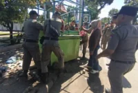 Petugas Satpol PP Padang menertibkan lapak PKL yang memakai ruang publik untuk aktivitas usaha, Selasa (26/5/2026). (Foto: Humas Satpol PP Padang)