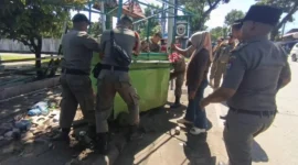 Petugas Satpol PP Padang menertibkan lapak PKL yang memakai ruang publik untuk aktivitas usaha, Selasa (26/5/2026). (Foto: Humas Satpol PP Padang)