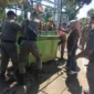 Petugas Satpol PP Padang menertibkan lapak PKL yang memakai ruang publik untuk aktivitas usaha, Selasa (26/5/2026). (Foto: Humas Satpol PP Padang)