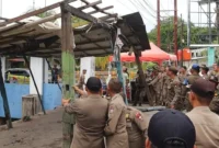 Petugas Satpol PP Padang membongkar lapak PKL yang berdiri di fasilitas umum, Rabu (13/5/2026). (Foto: Humas Satpol PP Padang)