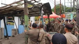 Petugas Satpol PP Padang membongkar lapak PKL yang berdiri di fasilitas umum, Rabu (13/5/2026). (Foto: Humas Satpol PP Padang)