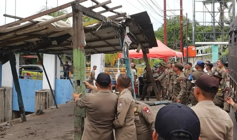 Petugas Satpol PP Padang membongkar lapak PKL yang berdiri di fasilitas umum, Rabu (13/5/2026). (Foto: Humas Satpol PP Padang)