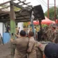 Petugas Satpol PP Padang membongkar lapak PKL yang berdiri di fasilitas umum, Rabu (13/5/2026). (Foto: Humas Satpol PP Padang)
