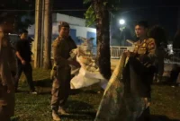 Petugas Satpol PP Padang menertibkan lapak PKL di Jalan Khatib Sulaiman, Sabtu (30/5/2026). (Foto: Humas Satpol PP Padang)