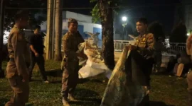 Petugas Satpol PP Padang menertibkan lapak PKL di Jalan Khatib Sulaiman, Sabtu (30/5/2026). (Foto: Humas Satpol PP Padang)