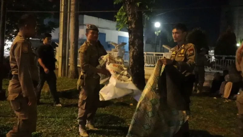 Petugas Satpol PP Padang menertibkan lapak PKL di Jalan Khatib Sulaiman, Sabtu (30/5/2026). (Foto: Humas Satpol PP Padang)