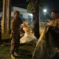 Petugas Satpol PP Padang menertibkan lapak PKL di Jalan Khatib Sulaiman, Sabtu (30/5/2026). (Foto: Humas Satpol PP Padang)