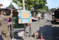 Personil Satpol PP Padang menertibkan lapak PKL yang berjualan di trotoar, Kamis (21/5/2026) siang. (Foto: Humas Satpol PP Padang)