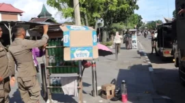 Personil Satpol PP Padang menertibkan lapak PKL yang berjualan di trotoar, Kamis (21/5/2026) siang. (Foto: Humas Satpol PP Padang)