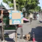 Personil Satpol PP Padang menertibkan lapak PKL yang berjualan di trotoar, Kamis (21/5/2026) siang. (Foto: Humas Satpol PP Padang)