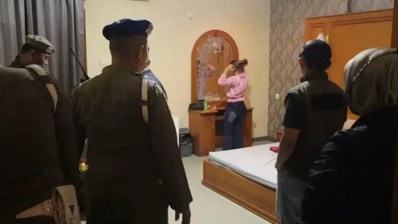 Petugas Satpol PP Padang menggelar patroli pengawasan dan penertiban di sejumlah titik Kota Padang, Minggu dini hari (17/5/2026). (Foto: Humas Satpol PP Padang)