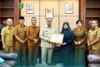 Wali Kota Padang Panjang Hendri Arnis menerima penghargaan BPOM RI dari Plt Kepala BBPOM Padang, Elyunaida di Balai Kota, Senin (11/5/2026). (Foto: Kominfo Padang Panjang)