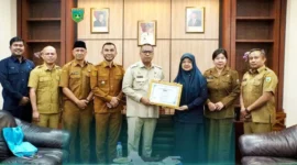 Wali Kota Padang Panjang Hendri Arnis menerima penghargaan BPOM RI dari Plt Kepala BBPOM Padang, Elyunaida di Balai Kota, Senin (11/5/2026). (Foto: Kominfo Padang Panjang)