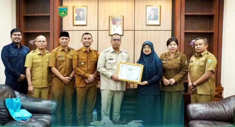 Wali Kota Padang Panjang Hendri Arnis menerima penghargaan BPOM RI dari Plt Kepala BBPOM Padang, Elyunaida di Balai Kota, Senin (11/5/2026). (Foto: Kominfo Padang Panjang)
